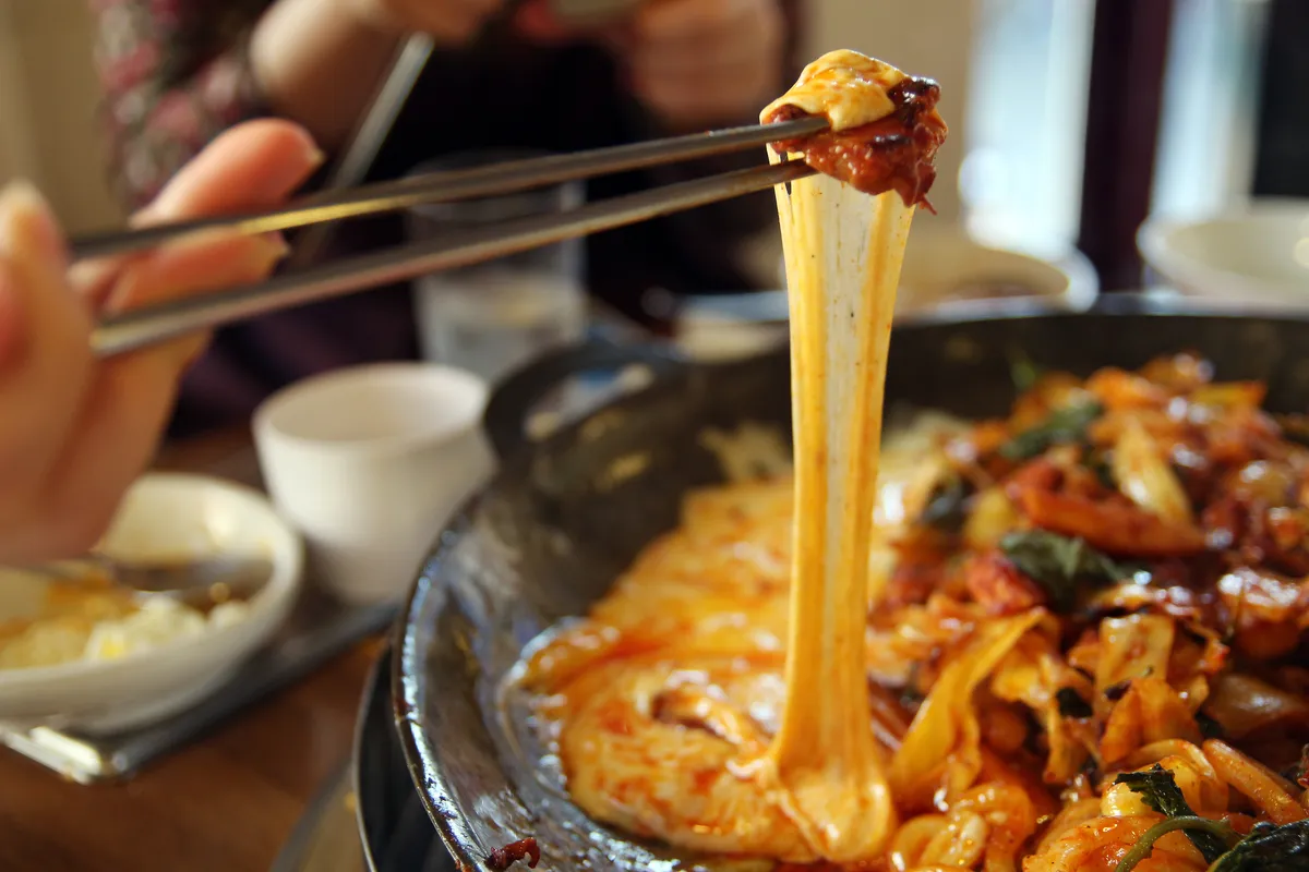 홍대 닭갈비 맛집에서 즐기는 신미경의 천연 모짜렐라 치즈 퐁듀 - 서울 홍대 유명 맛집의 시그니처 치즈 스트레칭 | Hongdae dakgalbi restaurant famous cheese pull - Shin Mi-kyung Seoul gourmet spot, stretching mozzarella at popular Korean restaurant | 弘大美食辣炒鸡排名店的天然马苏里拉奶酪拉丝 - 首尔著名餐厅神美京的标志性芝士拉丝 | 弘大美食辣炒鸡排名店的天然馬蘇里拉起司拉絲 - 首爾著名餐廳神美京的標誌性芝士拉絲 | 弘大グルメレストラン名物のモッツァレラチーズ - ソウル有名店シン・ミギョンのシグネチャーチーズフォンデュ